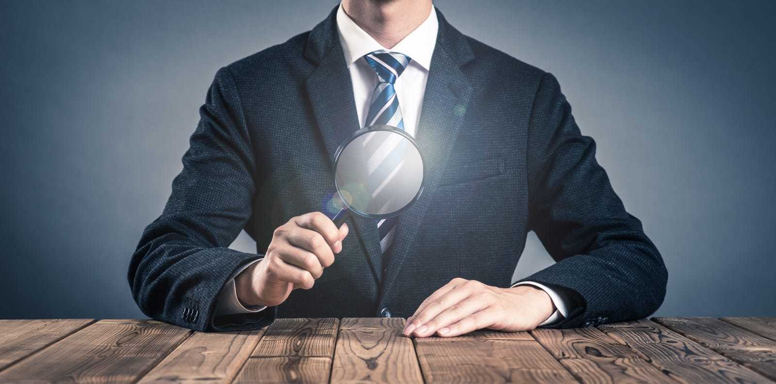 虫眼鏡を持っているビジネスマン