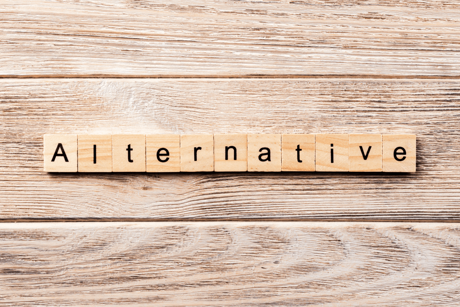 「Alternative」と印字された木のブロック