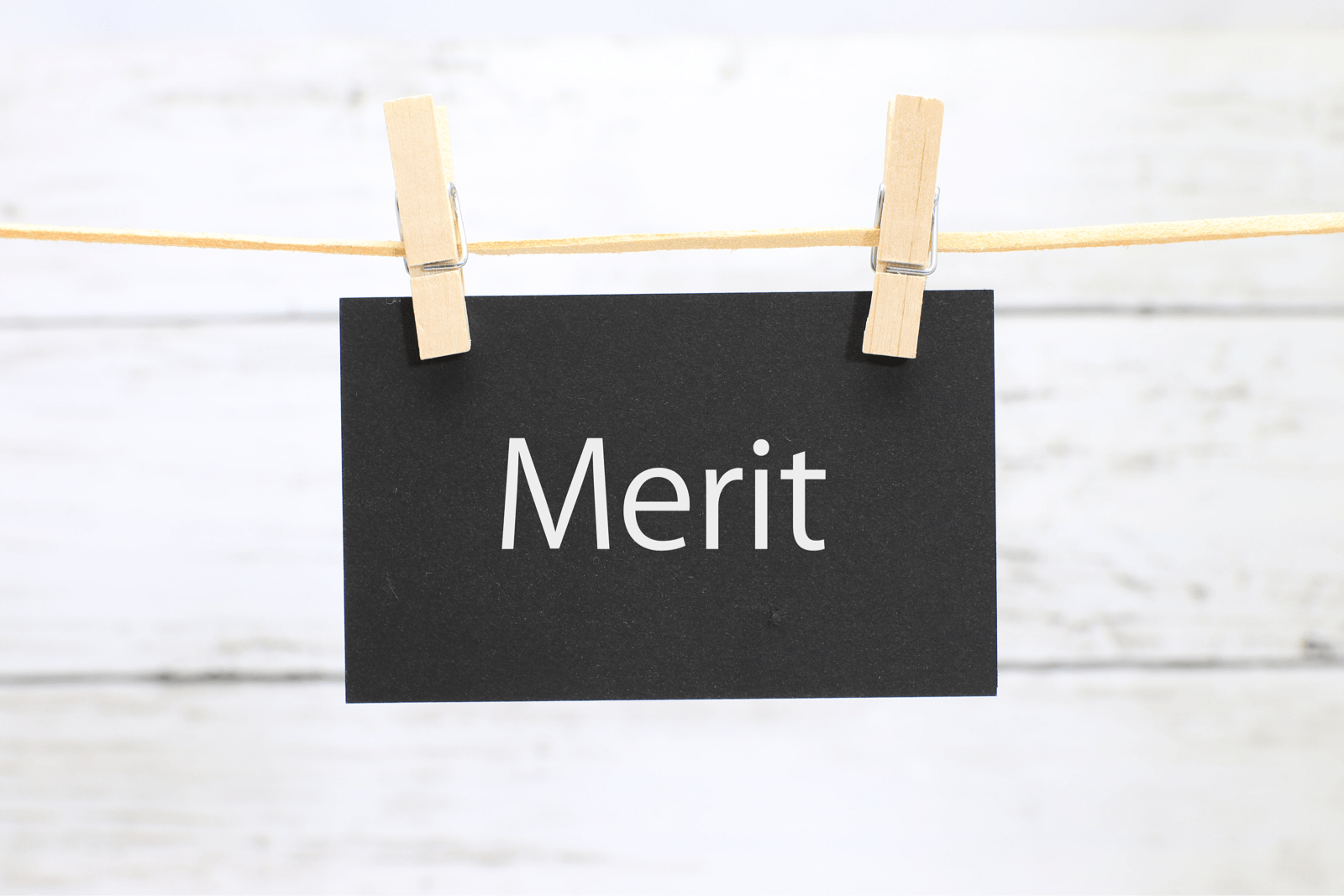 洗濯挟みに吊るされた「Merit」のカード