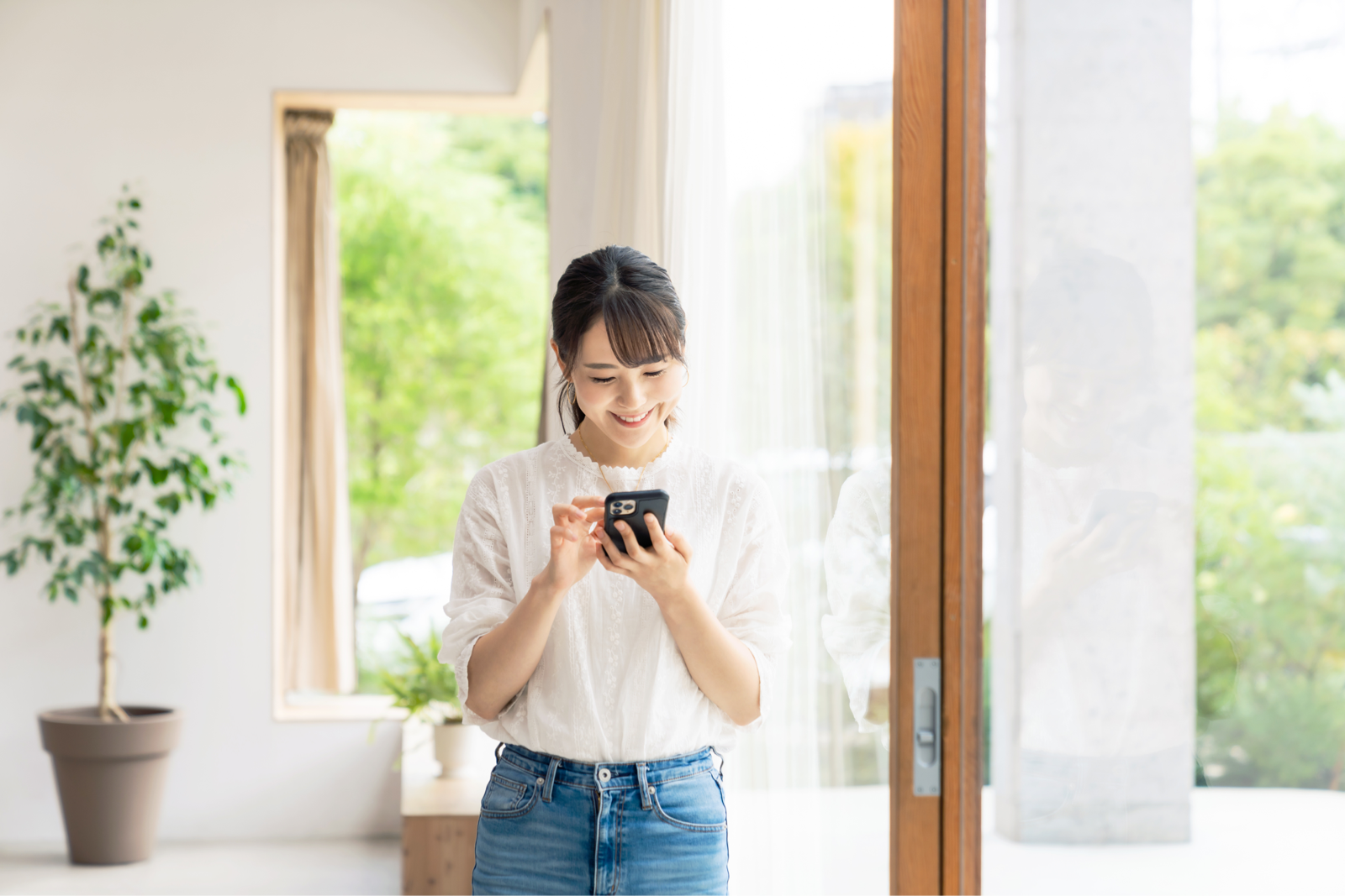 スマートフォンを操作する女性